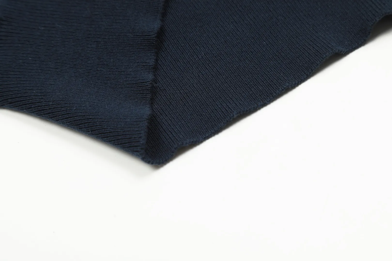 🅿️156 "Top quality" Style number: DS008# (not off the shelves all year round) [Ralph Lauren round neck solid color pony embroidered logo knitted short sleeves] ✅Ralph Lauren classic basic versatile knitted short sleeves for all seasons ✅Main supplier platform live broadcast Wholesale entity Replenish if out of stock Not off the shelf ✅ZP quality 1:1 version Scan the code to enter the GF website Counter quality ✅Detailed quality is the only one in Guangzhou Imported quality cotton yarn, focusing on high-end, cost-effective, good quality needless to say ✅The version is restored to the original version, loose, comfortable and stress-free, simple is high-end, classic is timeless ✅The upper body is simple and easy to match, a must-have for goddess ootd. Good-looking clothes are never picky. A must-have in the goddess' wardrobe. Size: S-XL Color: Army green, off-white, black, light pink, khaki, navy, light blue, mint green